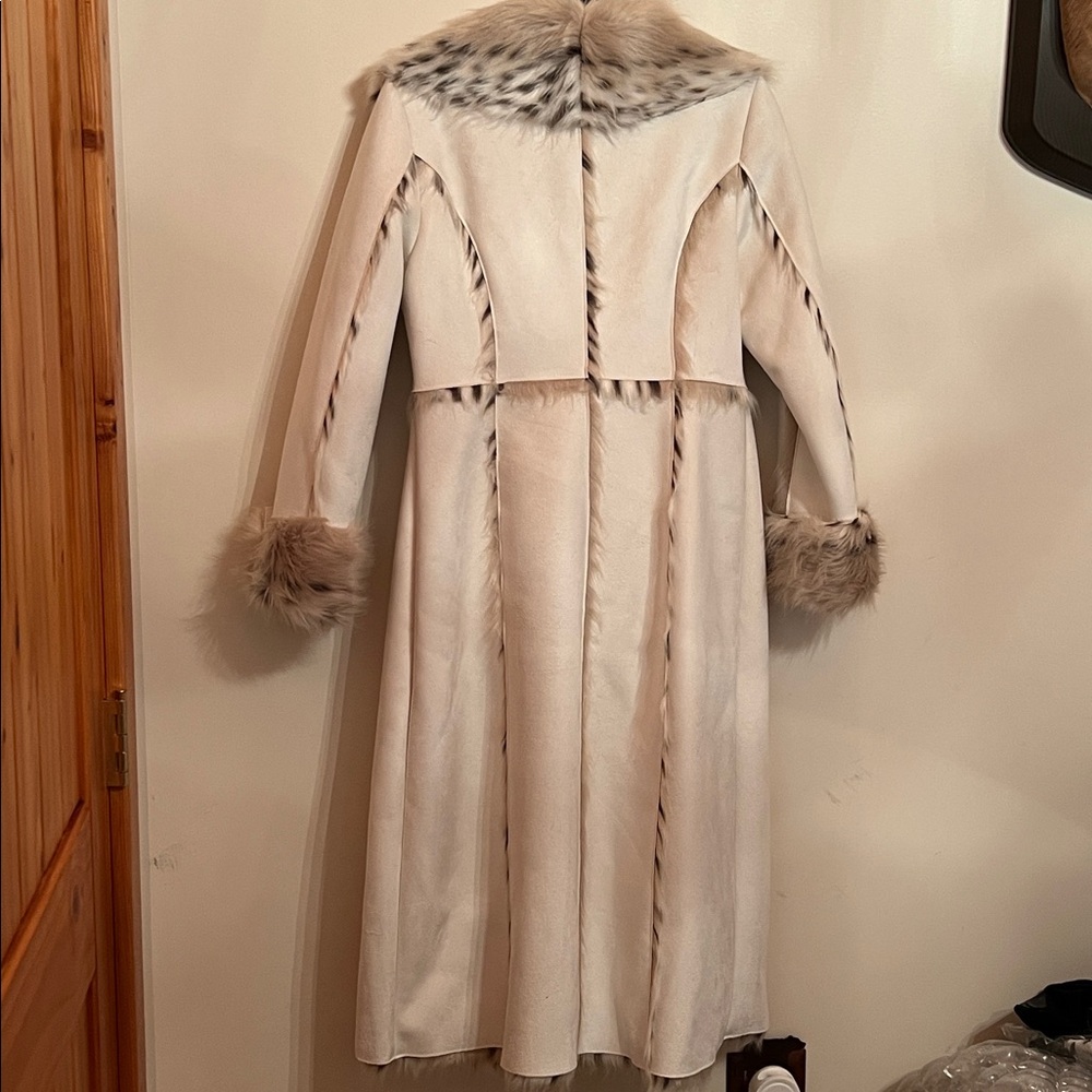 Donna Salyers. Fabulous Furs.  Faux Lynx Fur Trimmed Coat. Size S. Off White - Picture 9 of 9